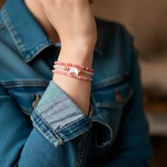 Lumis bracelet en pierre de lune et en rhodonite-porté
