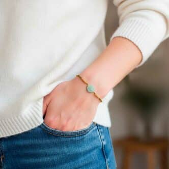 Nyra-bracelet en or et aventurine-porté