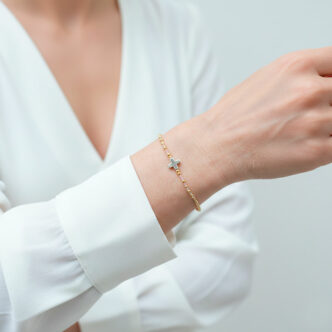 Amara bracelet en or et cristal rose pale 1 tour-porté