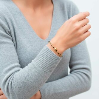 Olia bracelet en or boule noir 1 tour porté