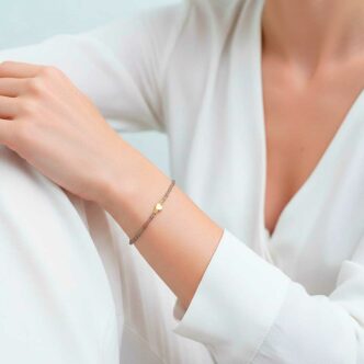 Safra 2 bracelet en or et perles grises 1 tour porté