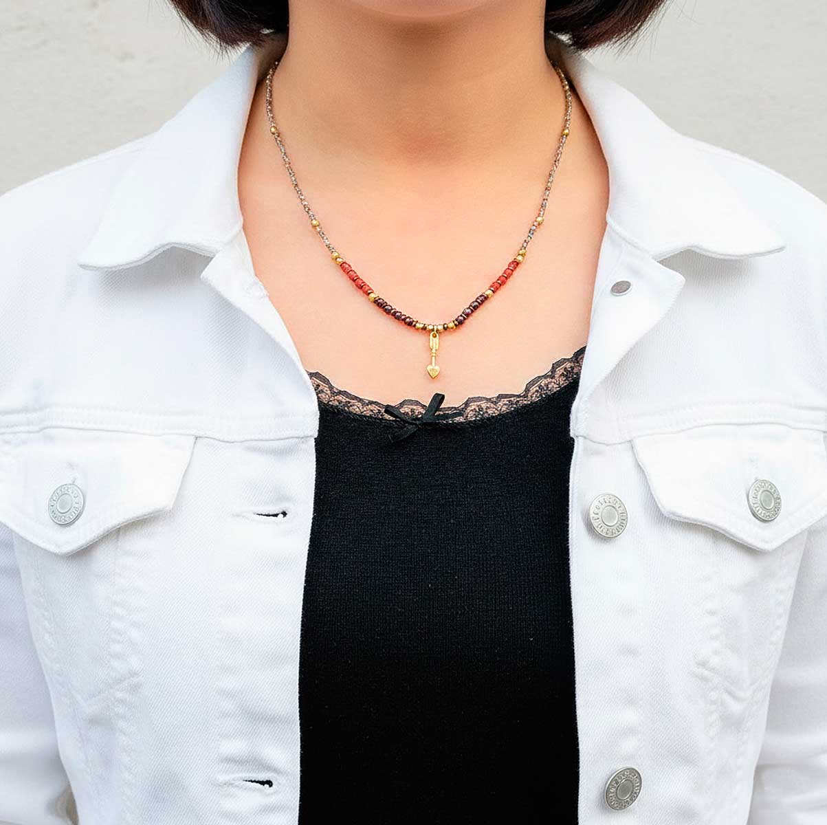 Elva perles naturelles et japonaises flèche or collier